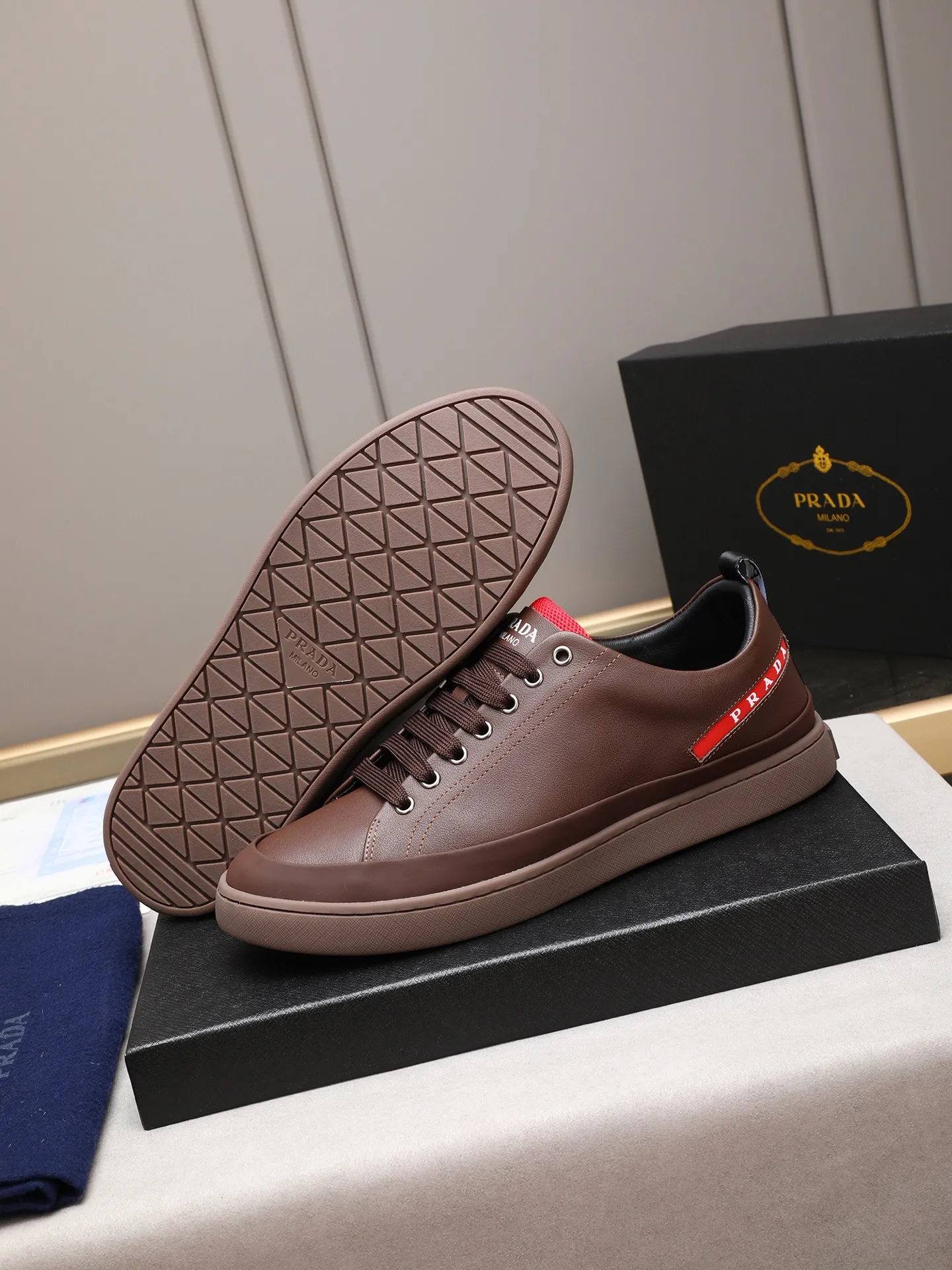 Men's shoes💰420💰 Brand: PRADA (Prada) Standard code: Men's code 38–44 (45 can be customized) Material: Original cowhide, breathable sheep lining Special outsole Style category: Men's fashionable casual sneakers Low-key luxury! Color: actual picture color